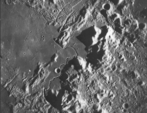 image credit: NASA; <a href="http://history.nasa.gov/ap15fj/photos/metric/as15-0414m.jpg" target="_blank">image source</a>; <a href="http://www.compadre.org/informal/images/features/Mare-vaporum-large1.jpg" target="_blank">larger image</a>