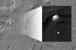 image credit: NASA/JPL-Caltech/Univ. of Arizona; <a href="http://www.jpl.nasa.gov/spaceimages/details.php?id=PIA15978" target="_blank">image source</a>; <a href="http://www.compadre.org/informal/images/features/parachute-seen-from-MRO-lar.jpg" target="_blank">larger image</a>